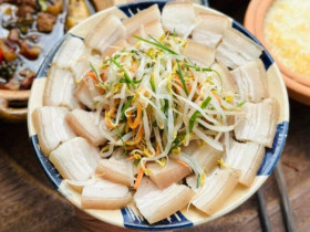 Luộc thịt lợn xong để một lúc hay bị xỉn màu, bếp trưởng tiết lộ: Chỉ cần thêm thứ này thịt trắng, mềm mọng thơm ngon