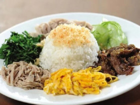 Món cơm trăm tuổi chỉ có ở Huế, sở hữu cái tên đáng sợ, từ chế biến đến cách ăn đều cần sự khéo léo