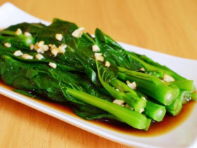 Loại rau rẻ tiền nhưng rất ngon, có lượng canxi gấp 5 lần cá, đem luộc rồi sốt tỏi cực giòn ngọt