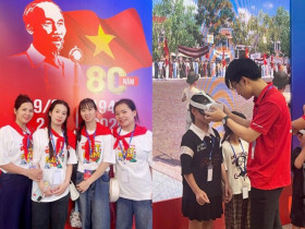 Người người xếp hàng cả ngày để được "ngược thời gian" trở về thời khắc thiêng liêng của đất nước
