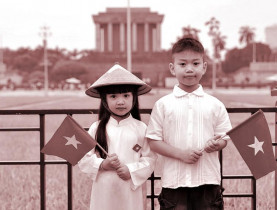 Tinh thần yêu nước trên từng góc phố