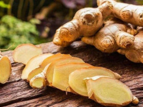 Gừng mua về rất dễ bị thối, teo, ngâm ngay vào thứ nước rẻ tiền này, để lâu vẫn tươi, ăn lúc nào cũng được