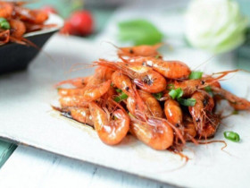 Rang tôm tuyệt đối không cho loại nước này, tôm bị mềm kém giòn ngon, đầu bếp mách nên thêm 2 gia vị