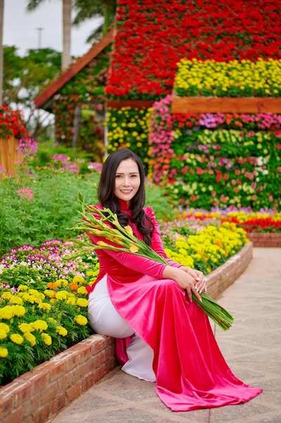 Nữ Thiếu tá có giọng đọc "chạm đến trái tim" tại A80: Nhan sắc đẹp như hoa hậu, tiết lộ bí quyết 0 đồng để trẻ hơn tuổi - 10