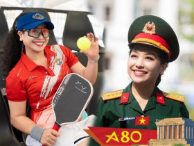 Nhan sắc đời thường trẻ trung của "nữ tướng sân cỏ" mang hàm Đại tá làm Tổng đạo diễn khối nghi trượng A80