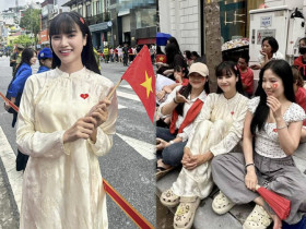 Người đẹp được khen xinh nhất nhì "khối vỉa hè" xem diễu binh: Lấy chồng cao 1m84, được bố mẹ chồng yêu chiều