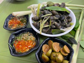 Nhộn nhịp phố ốc hồ Tây, menu toàn đặc sản giá chỉ vài chục nghìn, góc view quán nào cũng xịn sò
