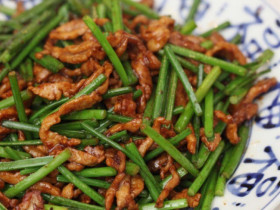 Không ngờ thịt lợn xào với lá này trở thành món ngon, còn bổ cả gan, thận