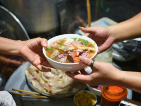 Thưởng thức đặc sản phở đêm Hà Nội ở 5 địa chỉ nổi tiếng, có quán ban ngày khách thèm mấy cũng không bán