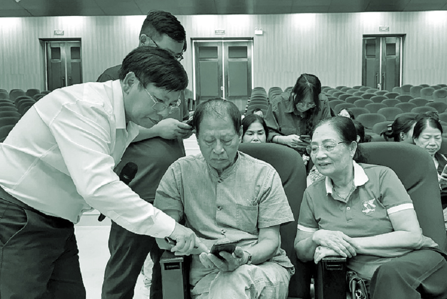 Người cao tuổi tham gia chuyển đổi số - 1
