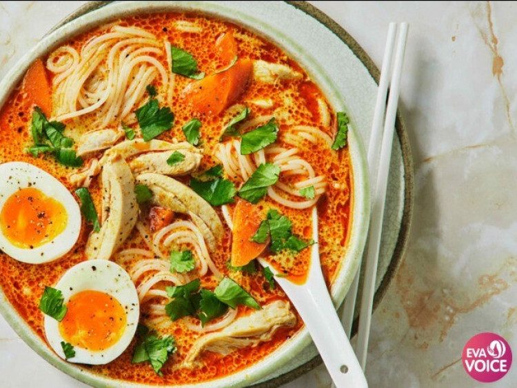 Laksa, hành trình vị giác Đông Nam Á với nước dùng thơm lừng, vị cay béo đậm đà và sự kết hợp tinh tế của mì, tôm, rau thơm.