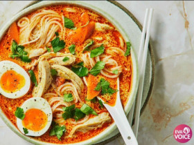 Laksa, hành trình vị giác Đông Nam Á với nước dùng thơm lừng, vị cay béo đậm đà và sự kết hợp tinh tế của mì, tôm, rau thơm.