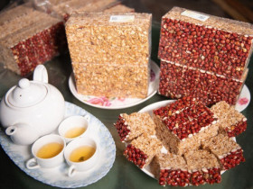 Món bánh đặc sản vùng cao nghe tên cực lạ, là biểu tượng của sự mến khách với giá rẻ bất ngờ 