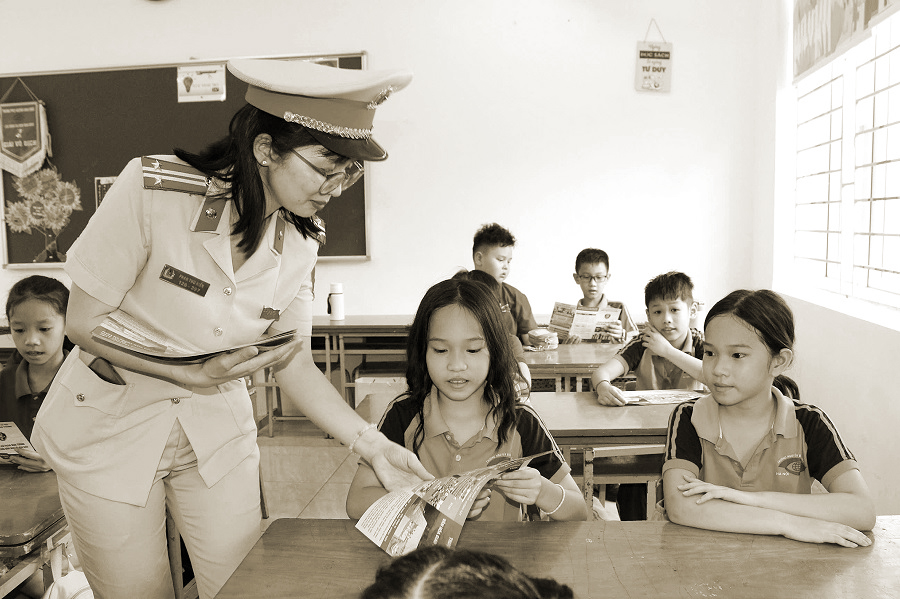 Vừa tuyên truyền giáo dục, vừa quyết liệt xử lý vi phạm - 1