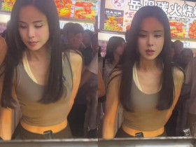 Bắt gặp nàng "Tiểu Long Nữ" U60 đi dạo chợ đêm, diện mạo như em gái 18 tuổi khiến cư dân mạng ngỡ ngàng