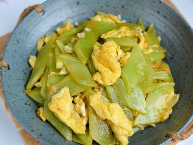 Cây này tưởng chỉ ăn lá, ai ngờ thân cũng cực ngon, đem xào trứng được món giàu canxi, tốt cho sức khỏe