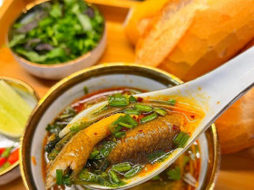 Phiên bản bánh mì chấm cháo lươn đậm đà xứ Nghệ, giá chỉ 25.000 đồng, phải biết cách thưởng thức mới ngon 