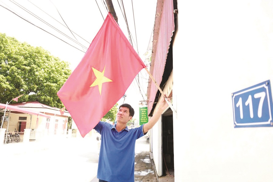 Sắc đỏ thiêng liêng trên từng con phố - 3