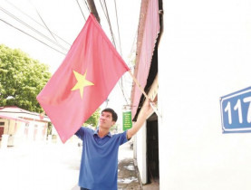Sắc đỏ thiêng liêng trên từng con phố