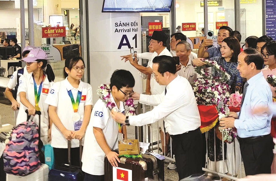 Đặt giáo dục vào trọng tâm chiến lược phát triển - 1