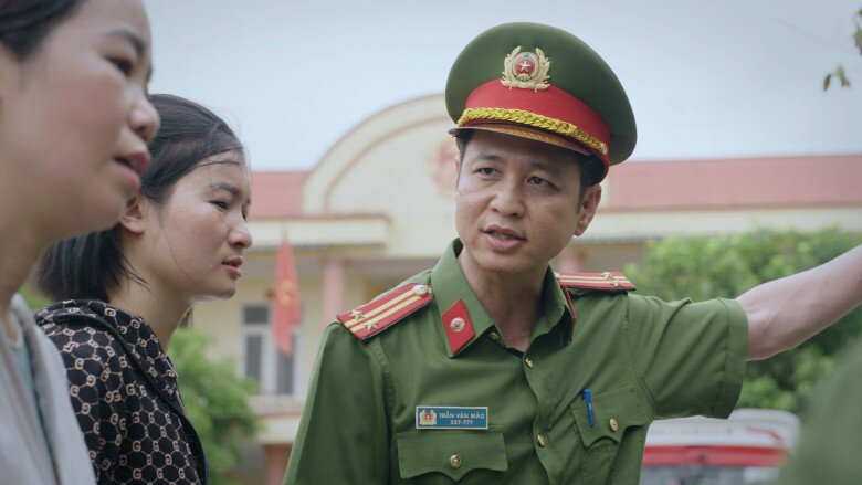 Anh công an trên phim giờ vàng ngoài đời mang hàm Trung tá, từng được vợ trẻ NSND Công Lý phỏng vấn riêng - 4