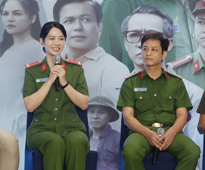 Anh công an trên phim giờ vàng ngoài đời mang hàm Trung tá, từng được vợ trẻ NSND Công Lý phỏng vấn riêng - 1