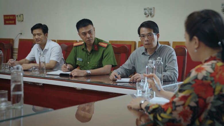 Anh công an trên phim giờ vàng ngoài đời mang hàm Trung tá, từng được vợ trẻ NSND Công Lý phỏng vấn riêng - 5