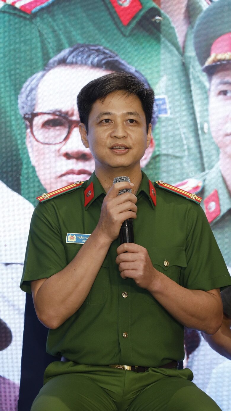 Anh công an trên phim giờ vàng ngoài đời mang hàm Trung tá, từng được vợ trẻ NSND Công Lý phỏng vấn riêng - 2