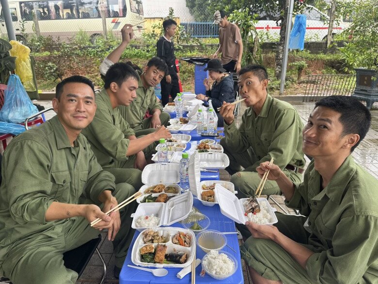 Hứa Vĩ Văn - bác sĩ quân y Lê trong phim Mưa Đỏ: &#34;Quay xong 6 tháng, mặt tôi mới hóp lại thì đã muộn&#34; - 6