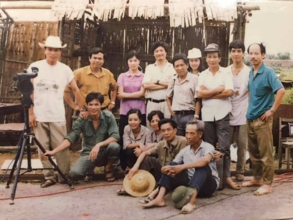 Nam NSND được cả nước &#34;chèo thuyền&#34; với Chiều Xuân, giờ sống kín tiếng bên vợ 3, con trai út kém bố gần 50 tuổi - 5