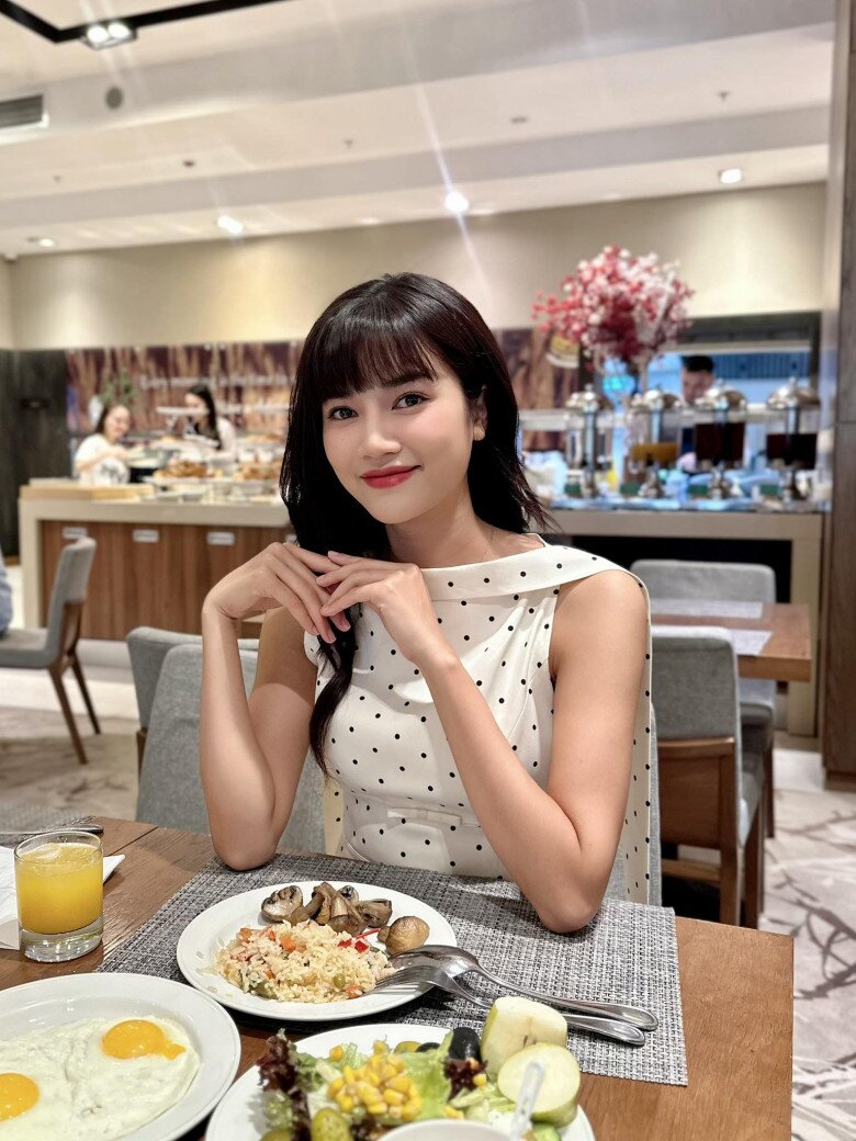 Mỹ nhân VTV nhận bó hoa đầu tiên từ chồng sau 5 năm yêu, được &#34;đẩy thuyền&#34; từ Đình Tú tới Trọng Lân - 13
