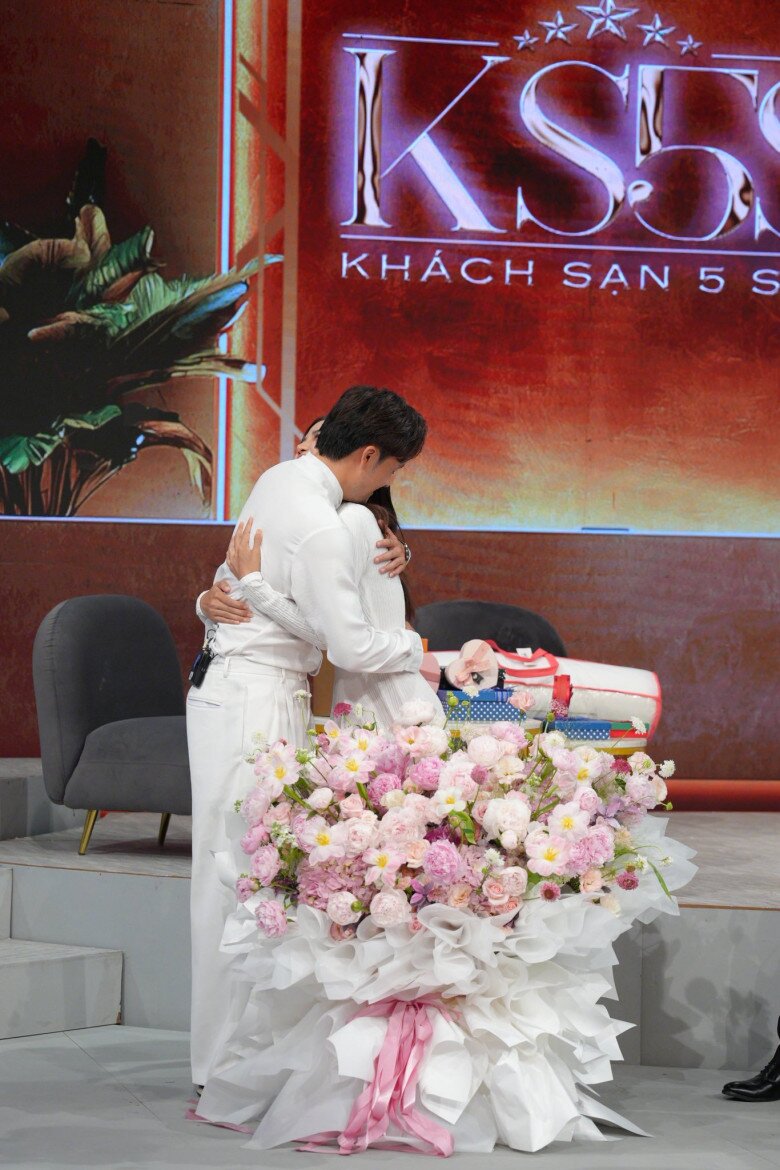 Mỹ nhân VTV nhận bó hoa đầu tiên từ chồng sau 5 năm yêu, được &#34;đẩy thuyền&#34; từ Đình Tú tới Trọng Lân - 17