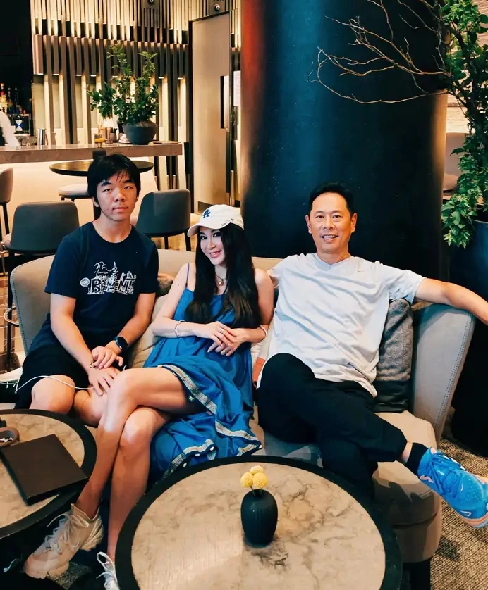 Nữ sinh 16 tuổi bỏ nhà đi bụi đổi đời thành &#34;bom sex&#34;, lấy được chồng tỷ phú nhưng từ chối đẻ con - 6
