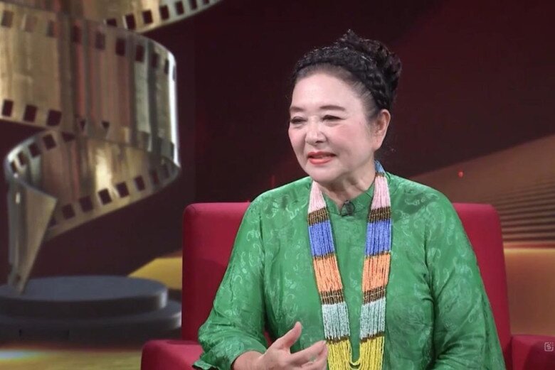 Thời trẻ của nữ NSƯT mang hàm Đại tá, được đoàn phim soạn công văn xin vải, may váy cho - 8