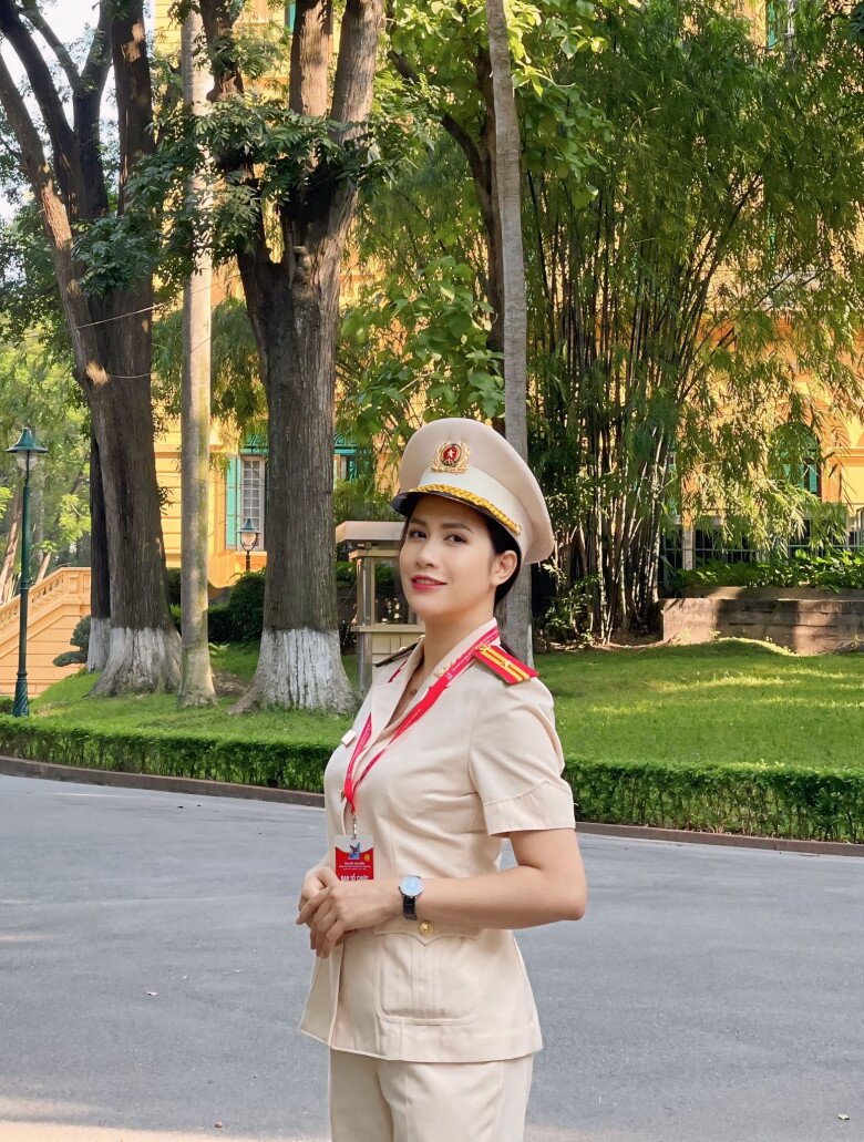 Trưởng ban phụ huynh &#34;đối đầu&#34; Phương Oanh: Ngoài đời là Thiếu tá công an, chồng con xem phim cũng &#34;phát khiếp&#34; - 6