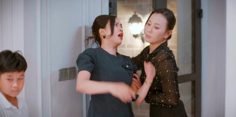 Trưởng ban phụ huynh &#34;đối đầu&#34; Phương Oanh: Ngoài đời là Thiếu tá công an, chồng con xem phim cũng &#34;phát khiếp&#34; - 2