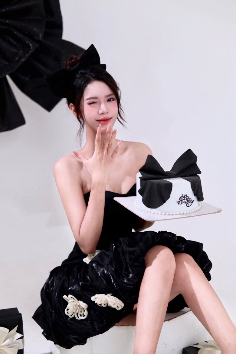Vợ của &#34;đặc công Sen&#34; từng không vui khi chồng nhận lời quay phim Mưa Đỏ, nhan sắc ngoài đời mong manh như nàng thơ - 9