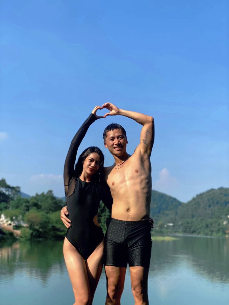 Vợ của &#34;đặc công Sen&#34; từng không vui khi chồng nhận lời quay phim Mưa Đỏ, nhan sắc ngoài đời mong manh như nàng thơ - 4