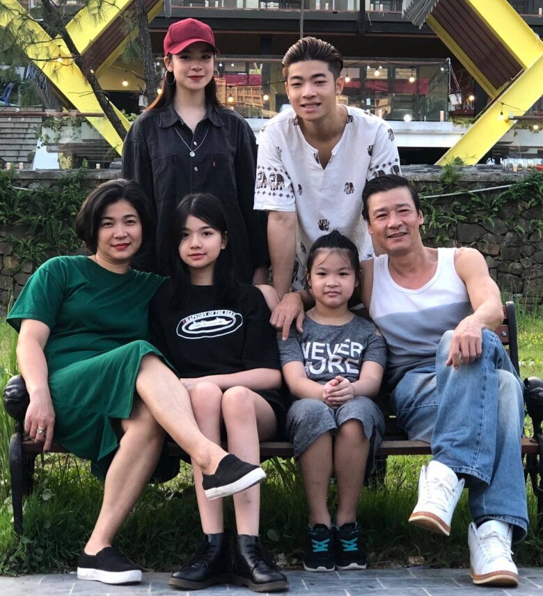 &#34;Vua bãi rác&#34; Võ Hoài Nam cưới vợ bằng trực thăng, suýt gặp tai nạn vì lông gà, giờ là ông bố 4 con hạnh phúc - 8