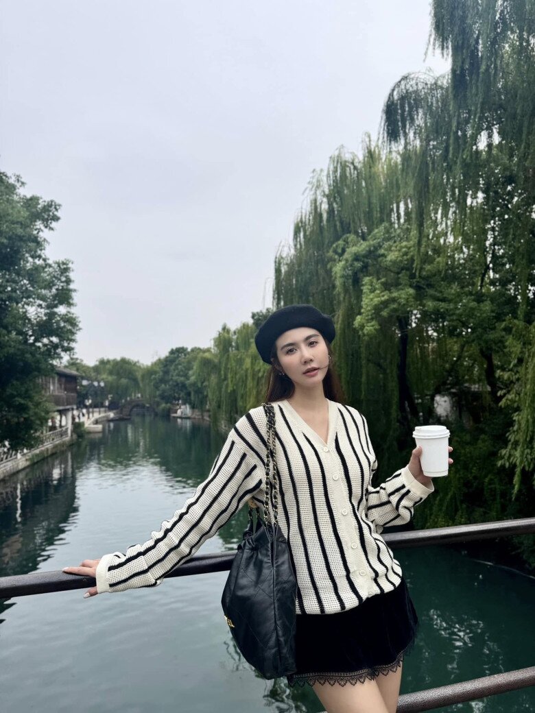 10 set đồ đen trắng mà vẫn “hack tuổi” của &#34;con gái&#34; nữ hoàng ảnh lịch, chả trách U40 vẫn ngày càng nhuận sắc - 1