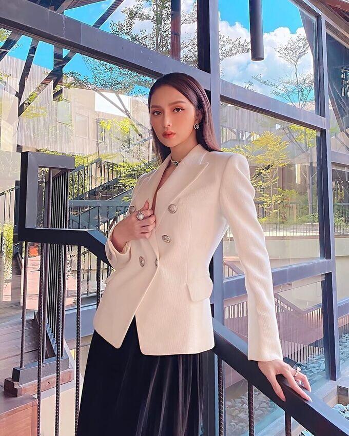 4 mẫu áo mùa thu không có điểm nào chê để phối cùng chân váy giúp chị em đẹp như có stylist riêng - 7
