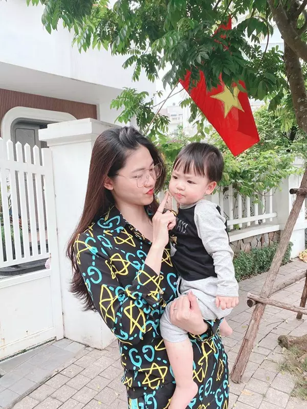 Á hậu 1m81 mỗi lần mang bầu là sắm túi mới, đưa con đi tựu trường cũng đeo túi gần 4 tỷ, ở nhà chăm con mặc đồ ngủ 50 triệu - 6