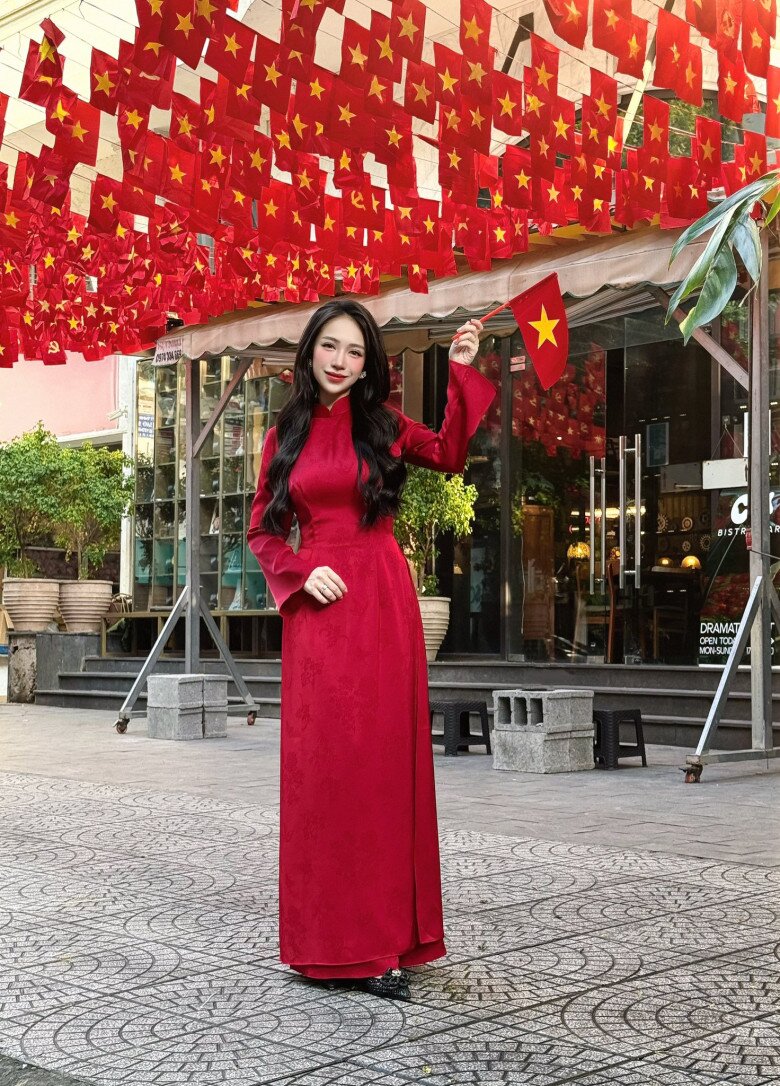 Ái nữ đại gia Minh &#34;Nhựa&#34; mặc áo dài đón lễ 2/9 khoe dáng thon gọn bất ngờ sau sinh con thứ 4 - 2