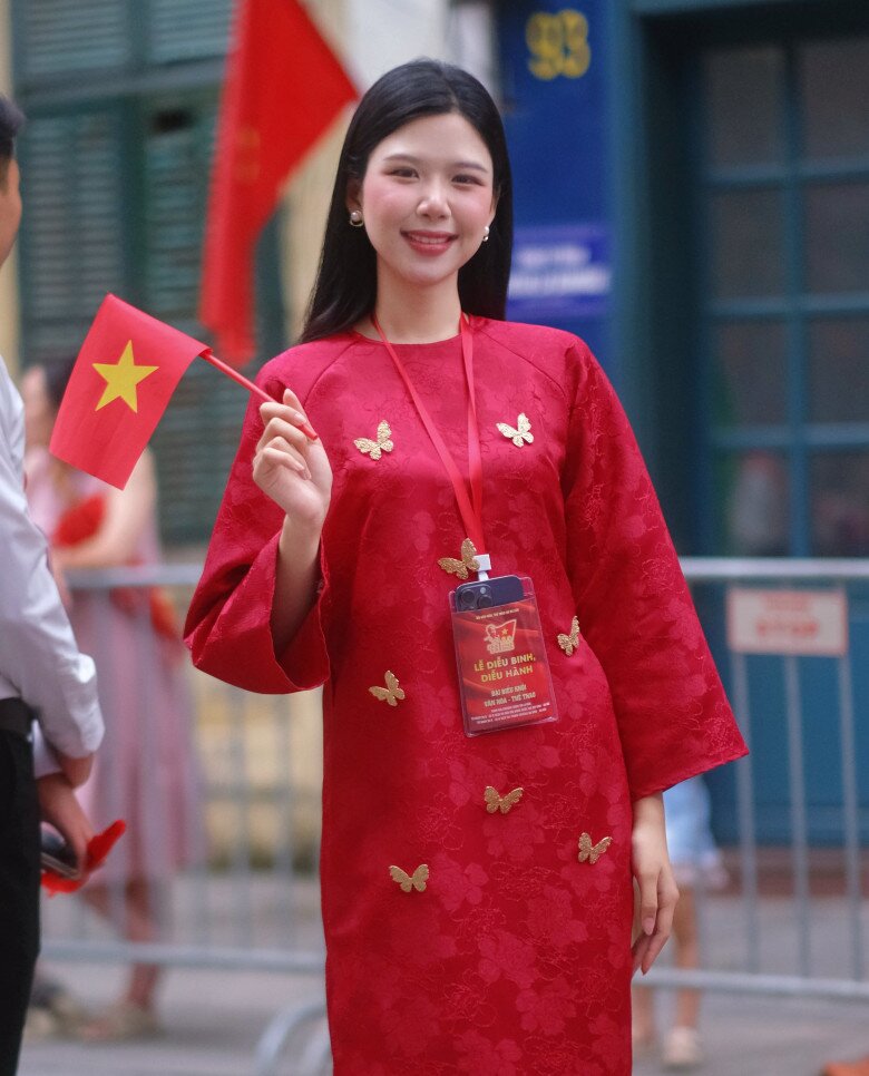 Chưa đến Tết, áo dài đỏ đã chiếm sóng MXH, hội mỹ nhân Việt tuổi nào cũng nhiệt tình khoe sắc mừng Quốc khánh - 5