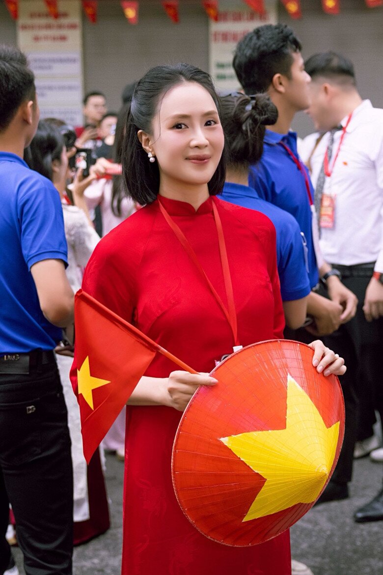 Chưa đến Tết, áo dài đỏ đã chiếm sóng MXH, hội mỹ nhân Việt tuổi nào cũng nhiệt tình khoe sắc mừng Quốc khánh - 10