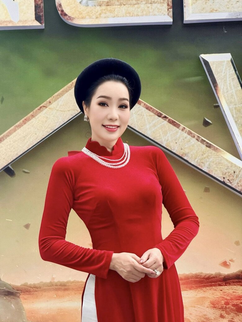 Chưa đến Tết, áo dài đỏ đã chiếm sóng MXH, hội mỹ nhân Việt tuổi nào cũng nhiệt tình khoe sắc mừng Quốc khánh - 9