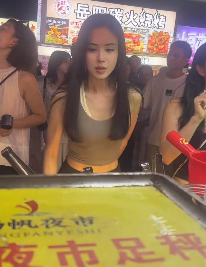 Bắt gặp nàng &#34;Tiểu Long Nữ&#34; U60 đi dạo chợ đêm, diện mạo như em gái 18 tuổi khiến cư dân mạng ngỡ ngàng - 2