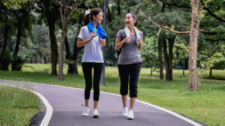 Chạy nhanh hay chạy chậm giúp trẻ lâu hơn? Chạy kiểu này giúp chị em trẻ hơn bạn bè ít nhất 5 tuổi - 2