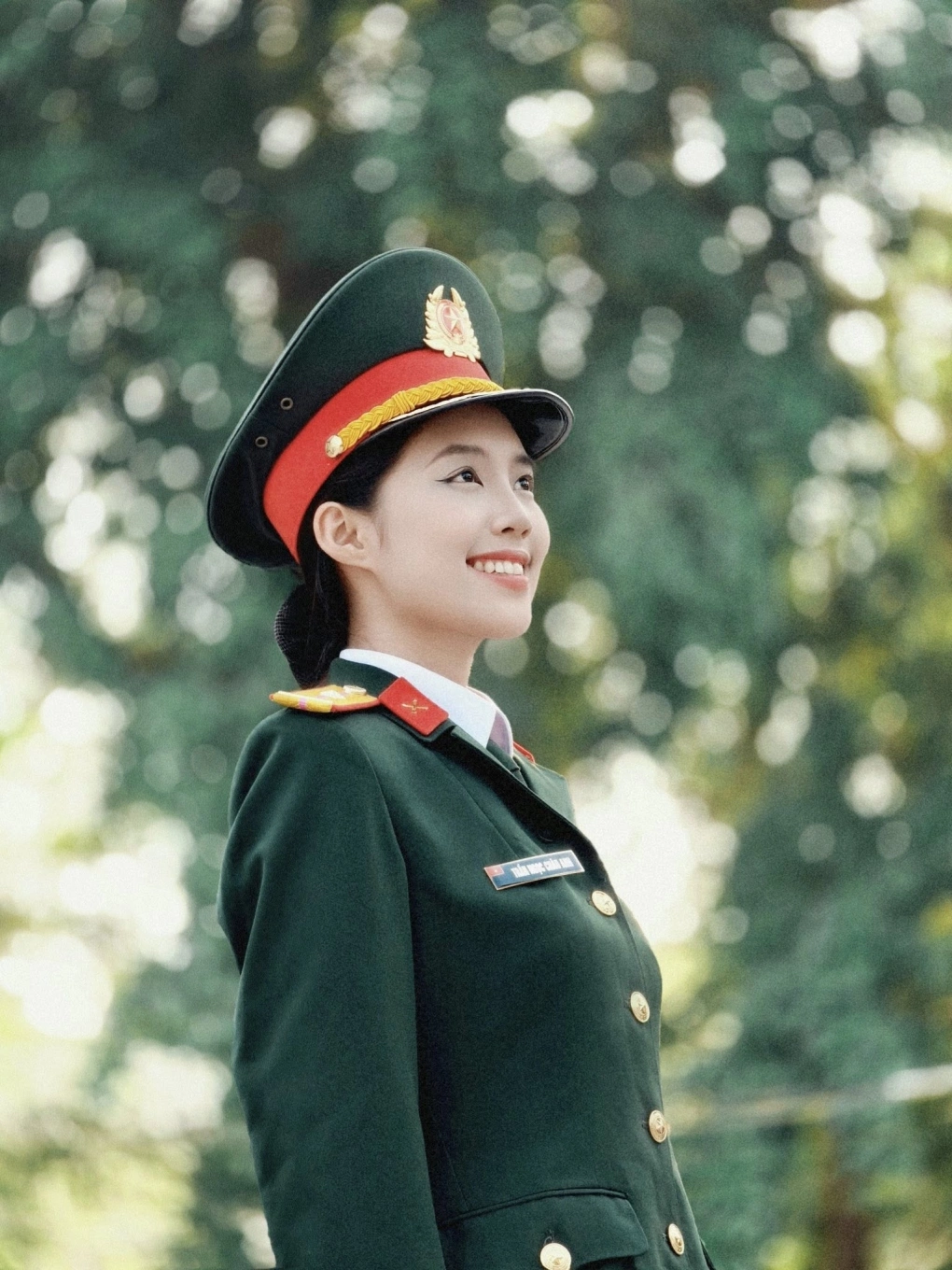 Chị gái Á hậu Việt Nam đầu tiên là quân nhân, một nét đẹp &#34;sao y bản chính&#34; với em gái chứng tỏ nhà có gen xịn - 2