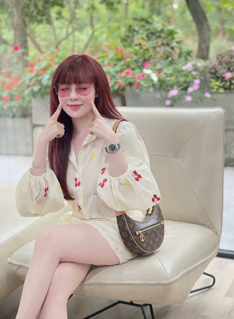 Cô giảng viên tiếng Pháp mê áo dài &#34;điêu khắc&#34; đường cong trên giảng đường, xuống phố mặc ngắn cũn vẫn tinh tế - 13